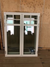 Fönster till nedervåning, utan kvadratiskt spröjs.